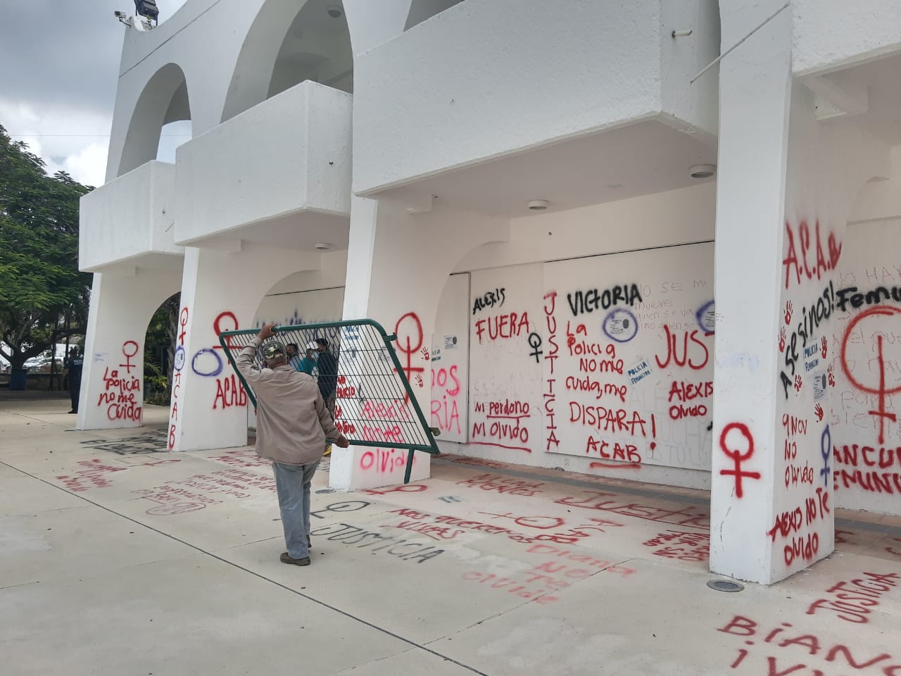 Pintas De Feministas Adornan El Palacio Municipal En Canc N